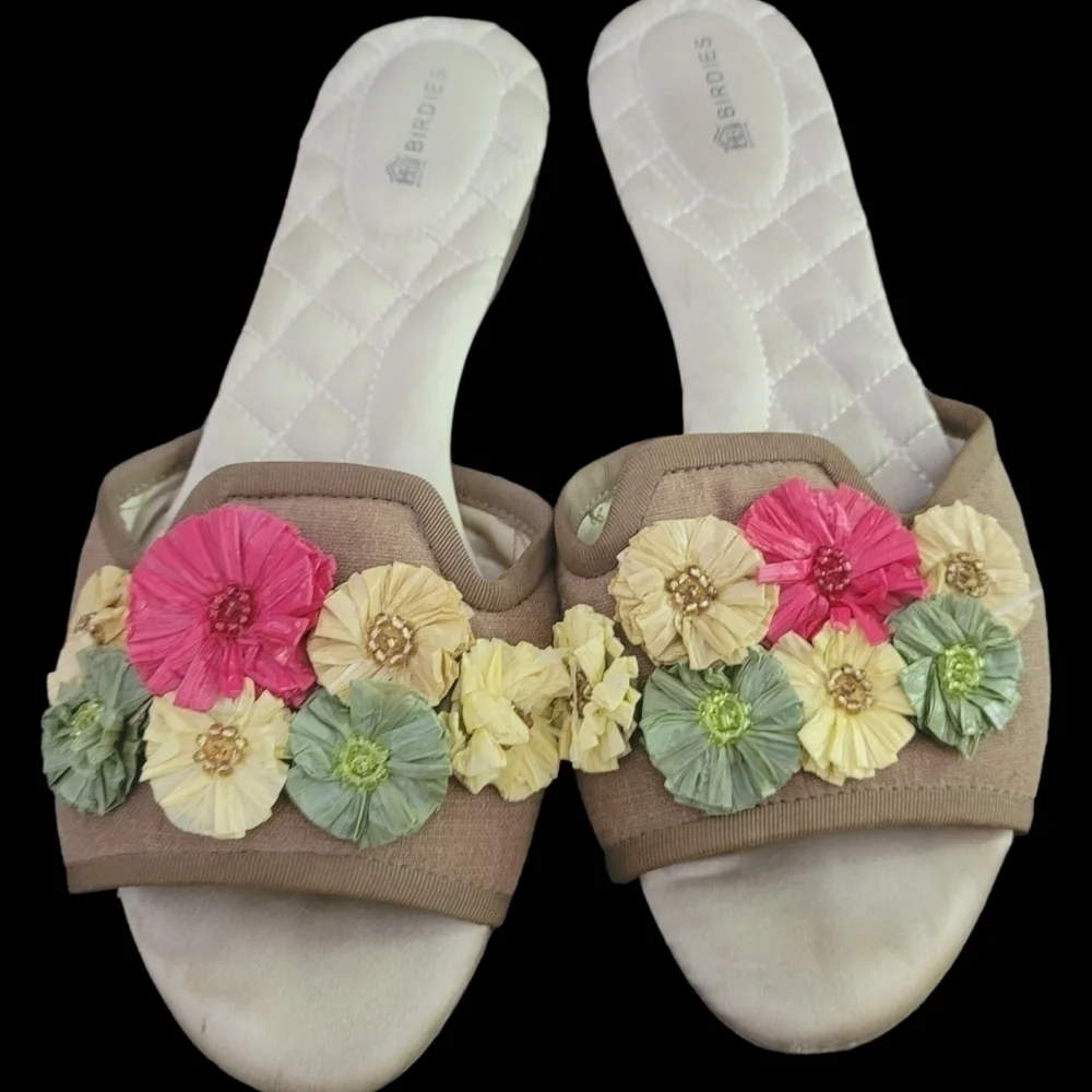 BIRDIES The Chickadee Raffie Floral Sandals